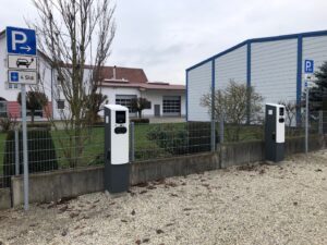 Ansicht der E-Ladesäulen im Ortskern von Leiblfing.