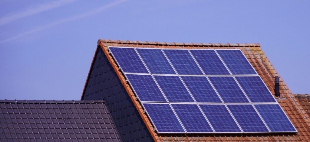 Ein Foto von einer Photovoltaik-Anlage auf einem Hausdach