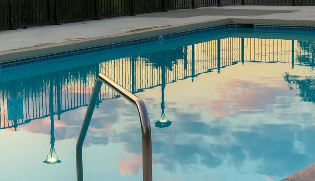 Poolbecken am Abend.