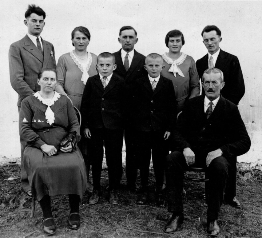 Abb. 30: Familie Kammermeier 1931, hinten v. l.: Josef, Anna, Karl, Rosalia II., Johann IV. vorne: Mutter Rosalia I., geb. Zollner, Alfred, Heribert und Vater Johann Kammermeier II.