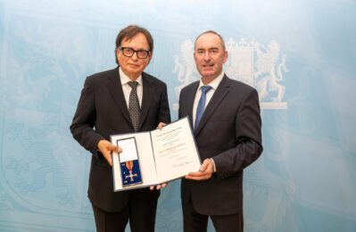 Rudolf Reisbeck bei Übergabe Bundesverdienstkreuz am Bande