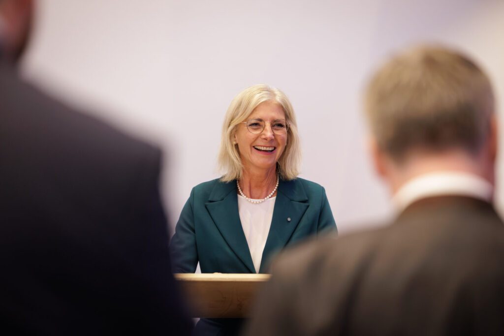 Frau Ulrike Scharf bei ihrer Rede
