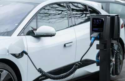 Ein E-Auto, verbunden mit einer Ladesäule