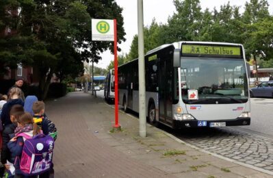 Schulbus an einer Haltestelle